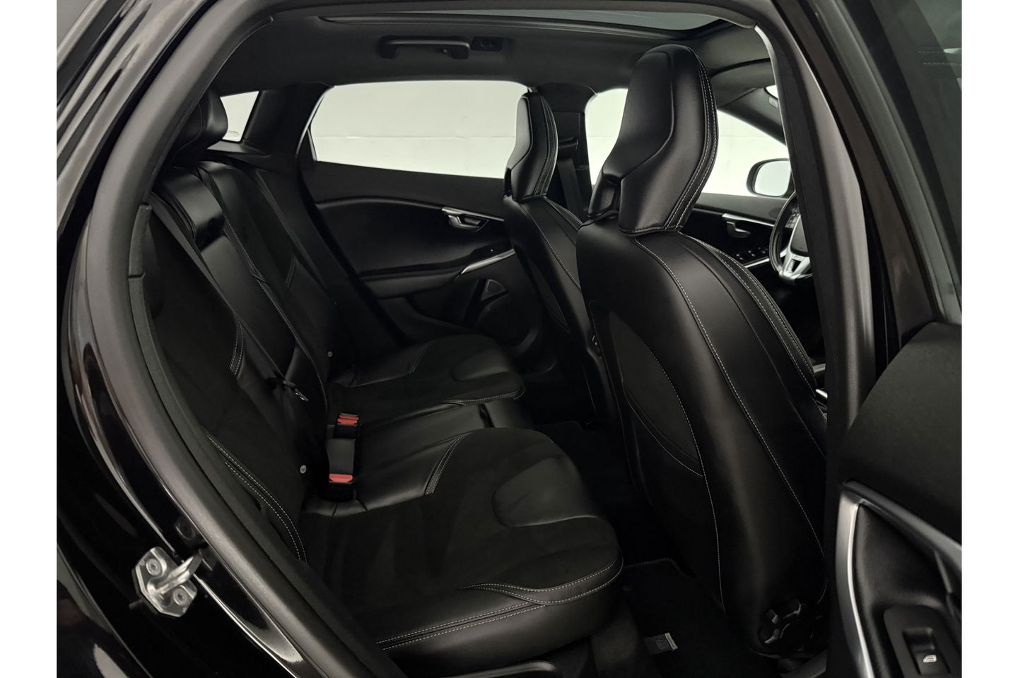 Volvo V40 1.5 T3 Polar+ 153PK R-design Camera LED Pano Trekhaak h/k Audio Clima Cruise Navi PDC Virtual 17"LMV