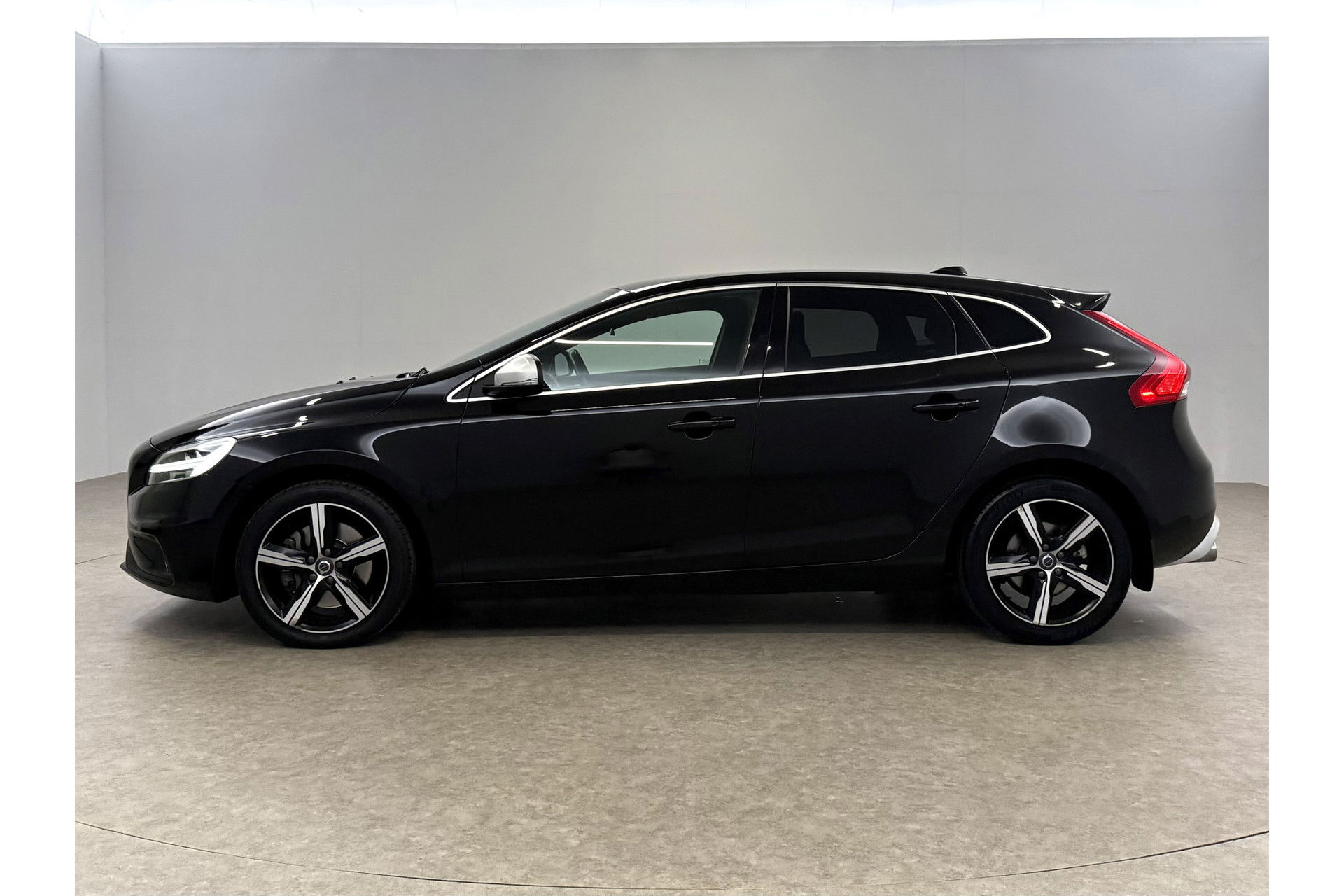 Volvo V40 1.5 T3 Polar+ 153PK R-design Camera LED Pano Trekhaak h/k Audio Clima Cruise Navi PDC Virtual 17"LMV