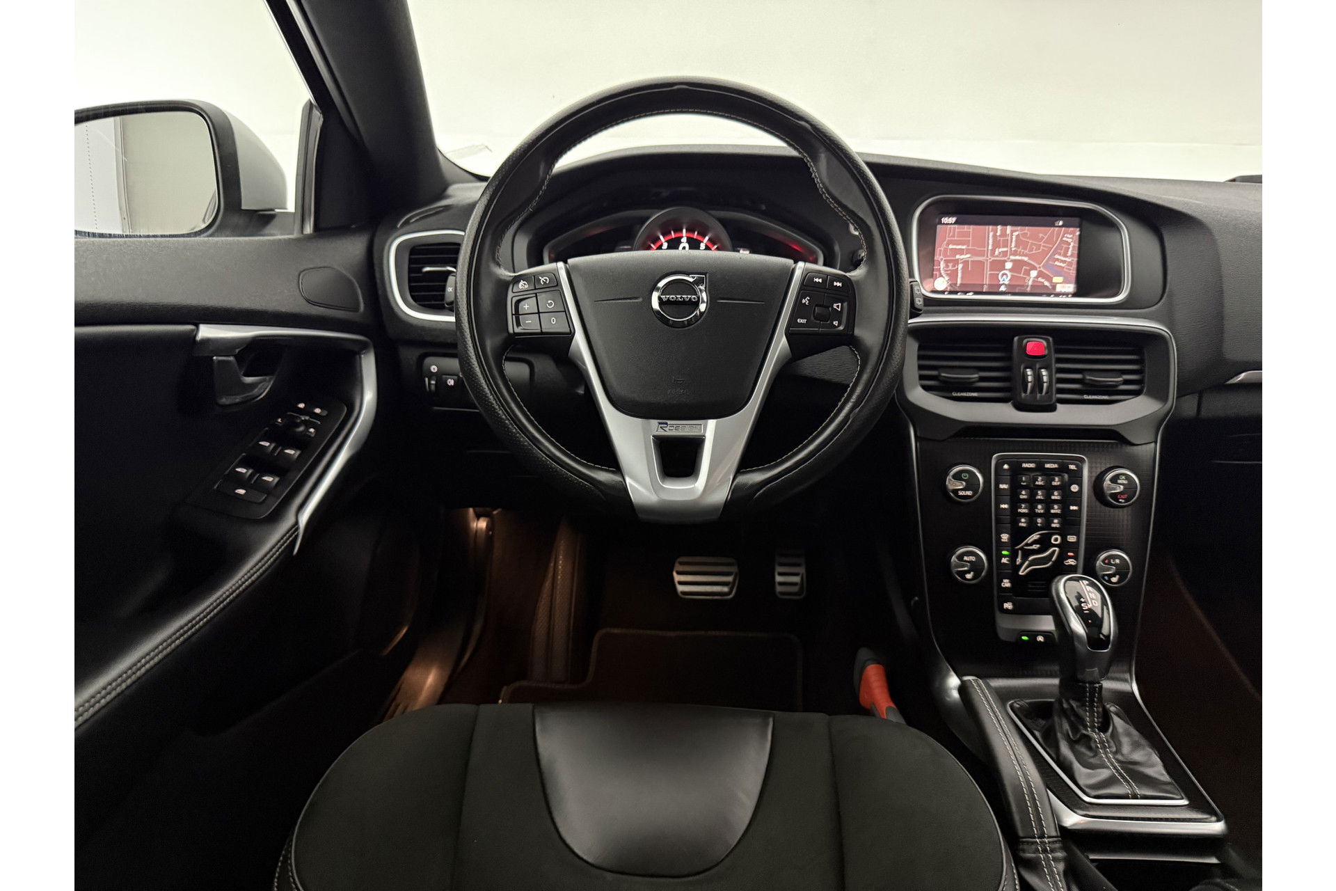 Volvo V40 1.5 T3 Polar+ 153PK R-design Camera LED Pano Trekhaak h/k Audio Clima Cruise Navi PDC Virtual 17"LMV