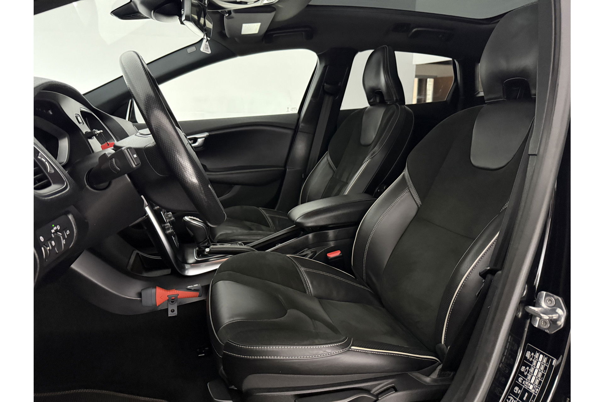 Volvo V40 1.5 T3 Polar+ 153PK R-design Camera LED Pano Trekhaak h/k Audio Clima Cruise Navi PDC Virtual 17"LMV
