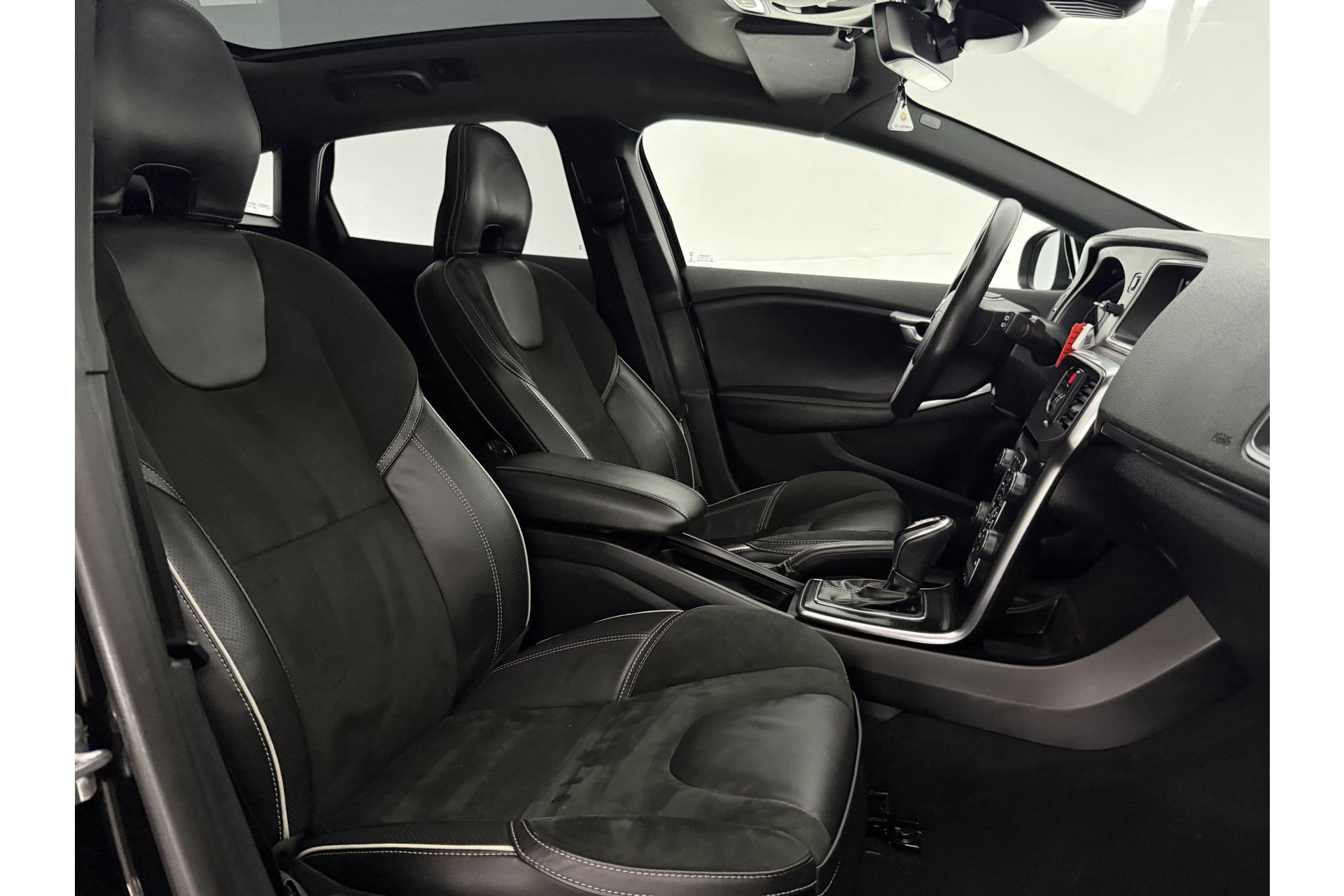 Volvo V40 1.5 T3 Polar+ 153PK R-design Camera LED Pano Trekhaak h/k Audio Clima Cruise Navi PDC Virtual 17"LMV