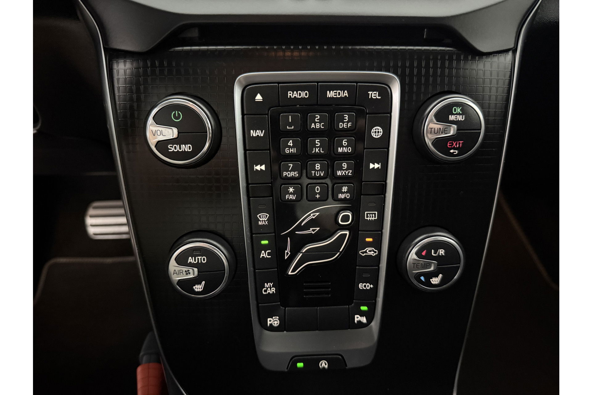 Volvo V40 1.5 T3 Polar+ 153PK R-design Camera LED Pano Trekhaak h/k Audio Clima Cruise Navi PDC Virtual 17"LMV