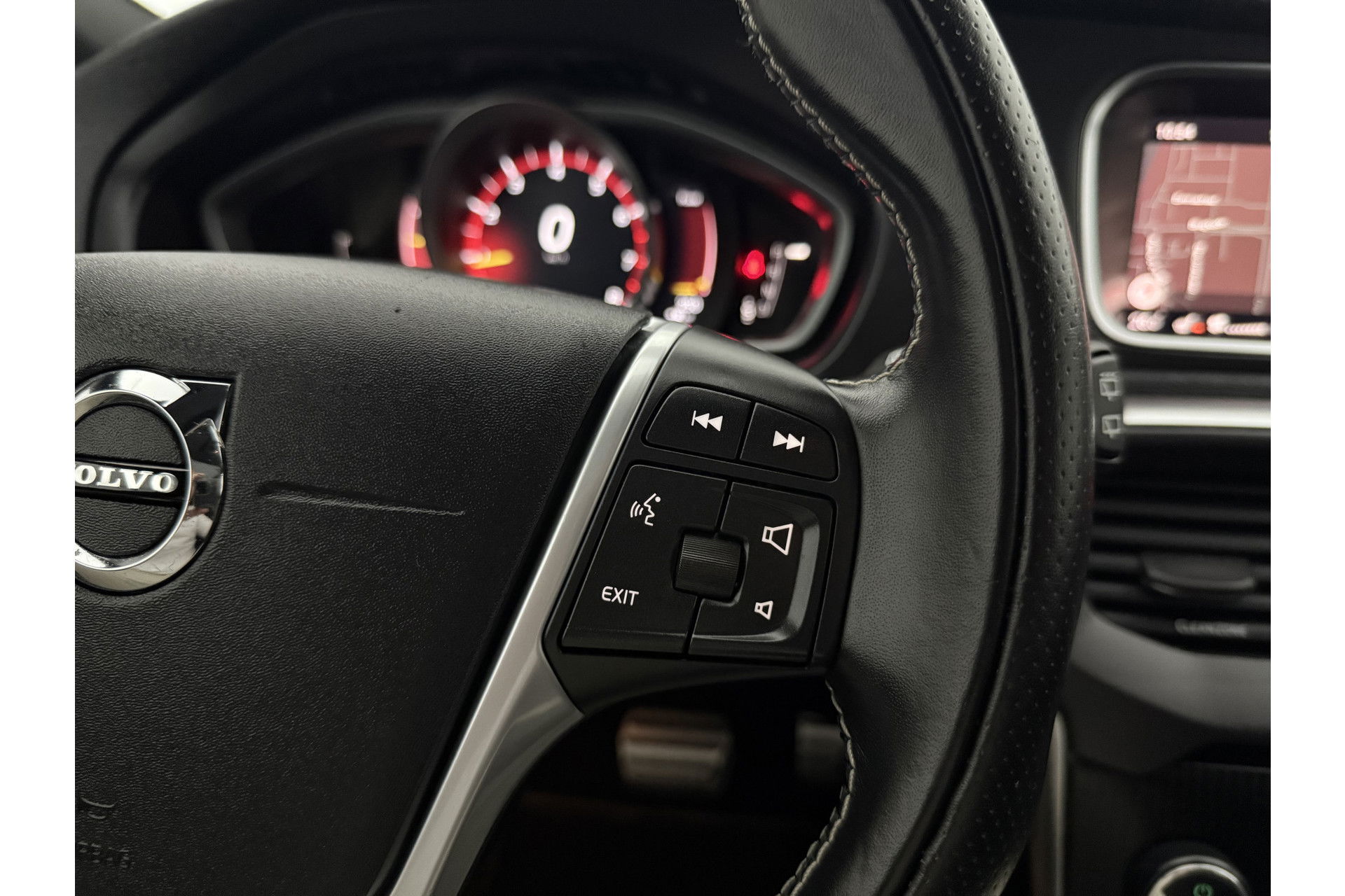 Volvo V40 1.5 T3 Polar+ 153PK R-design Camera LED Pano Trekhaak h/k Audio Clima Cruise Navi PDC Virtual 17"LMV