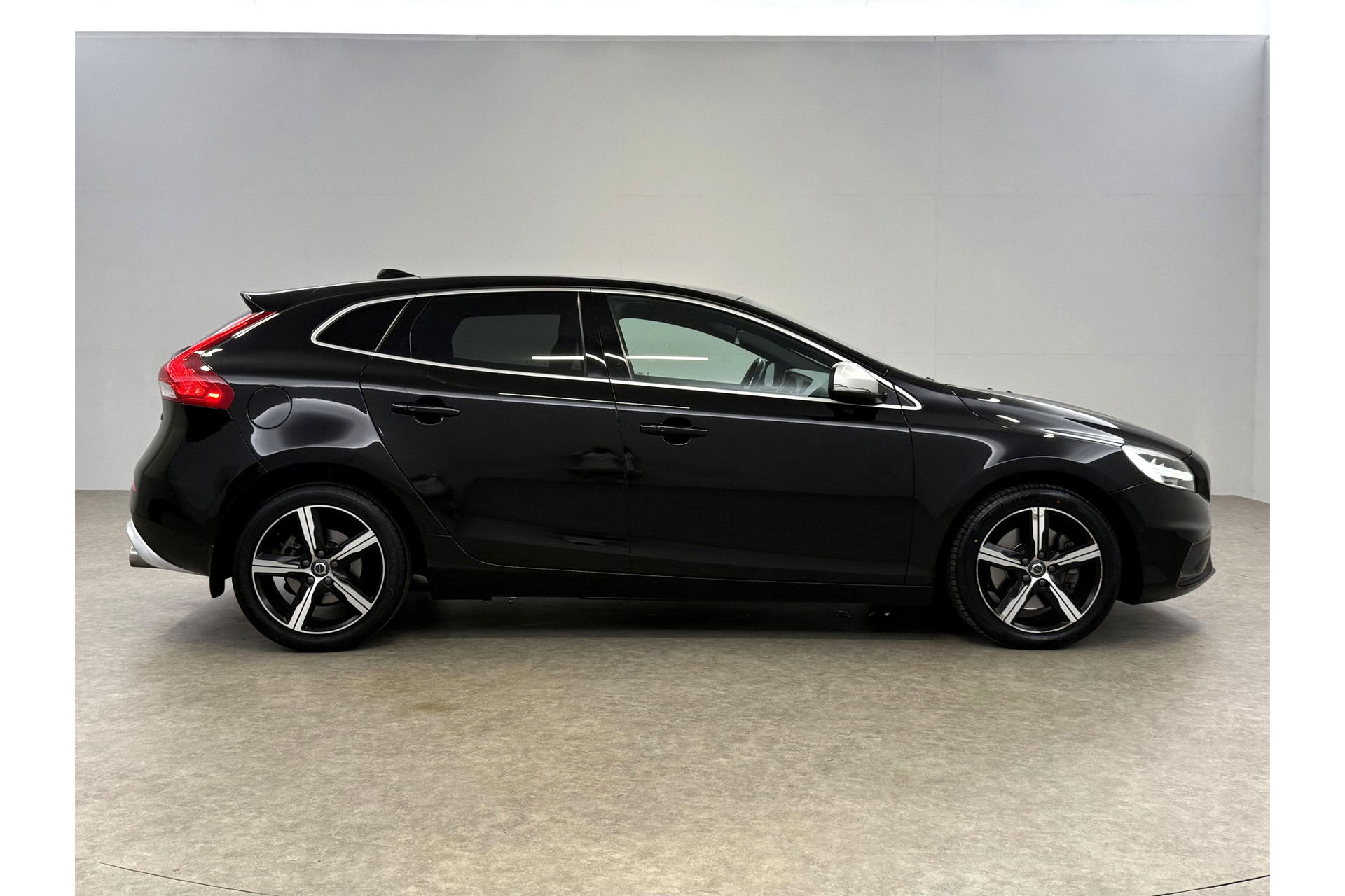 Volvo V40 1.5 T3 Polar+ 153PK R-design Camera LED Pano Trekhaak h/k Audio Clima Cruise Navi PDC Virtual 17"LMV
