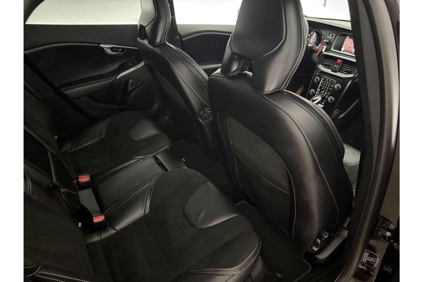 Volvo V40 1.5 T3 Polar+ 153PK R-design Camera LED Pano Trekhaak h/k Audio Clima Cruise Navi PDC Virtual 17"LMV