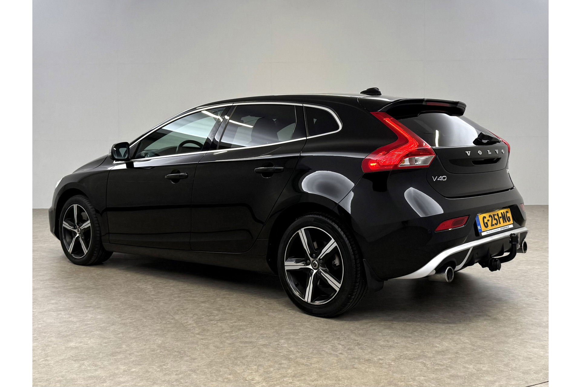 Volvo V40 1.5 T3 Polar+ 153PK R-design Camera LED Pano Trekhaak h/k Audio Clima Cruise Navi PDC Virtual 17"LMV
