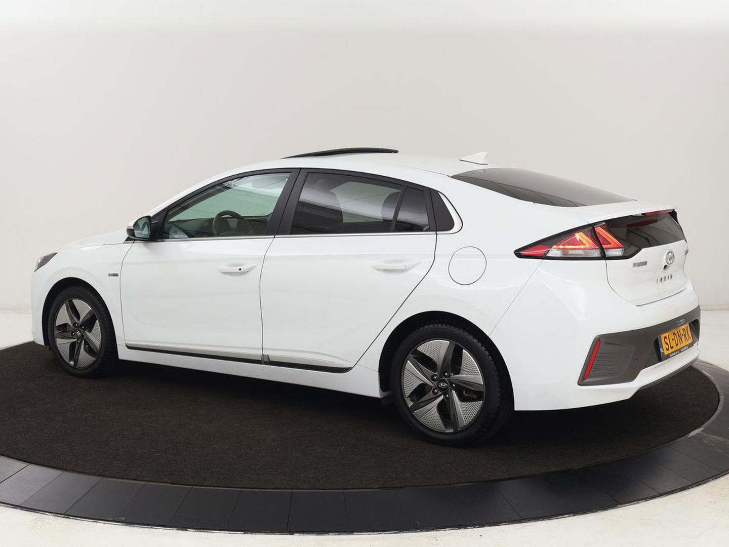 Hyundai IONIQ 1.6 GDI Hybrid Premium | Schuifdak | Stoelventilatie | Leder | Adaptive cruise | Infinity Sound | Camera | Carplay | Memory | Navigatie | Stoel & stuurverwarming