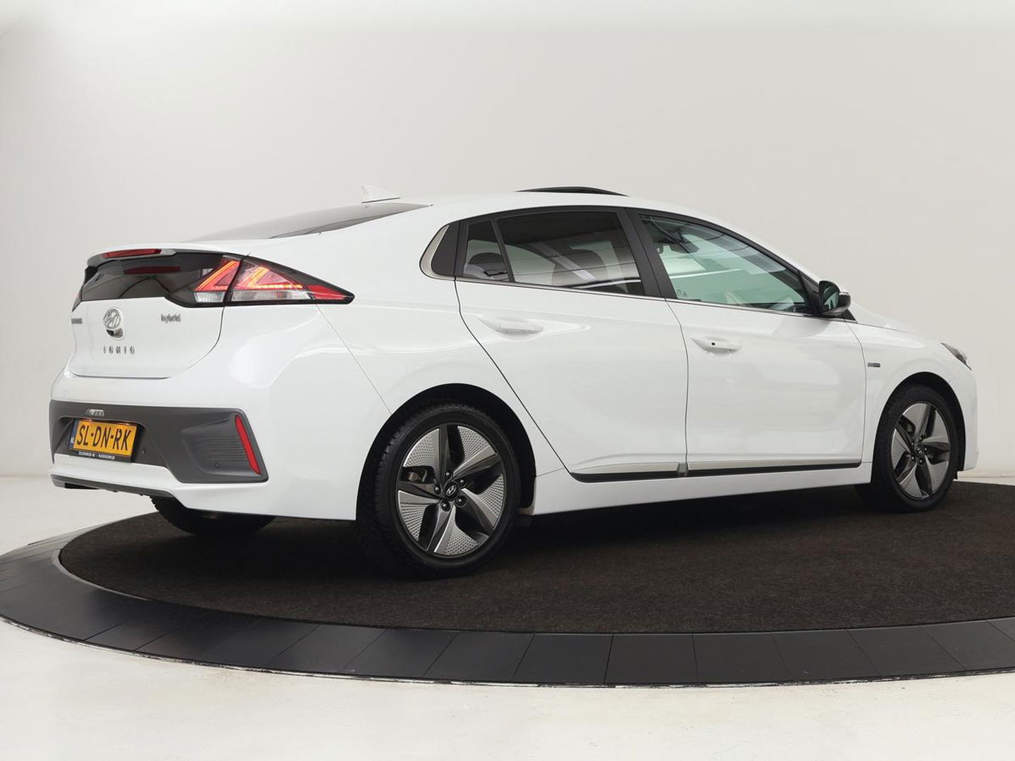 Hyundai IONIQ 1.6 GDI Hybrid Premium | Schuifdak | Stoelventilatie | Leder | Adaptive cruise | Infinity Sound | Camera | Carplay | Memory | Navigatie | Stoel & stuurverwarming