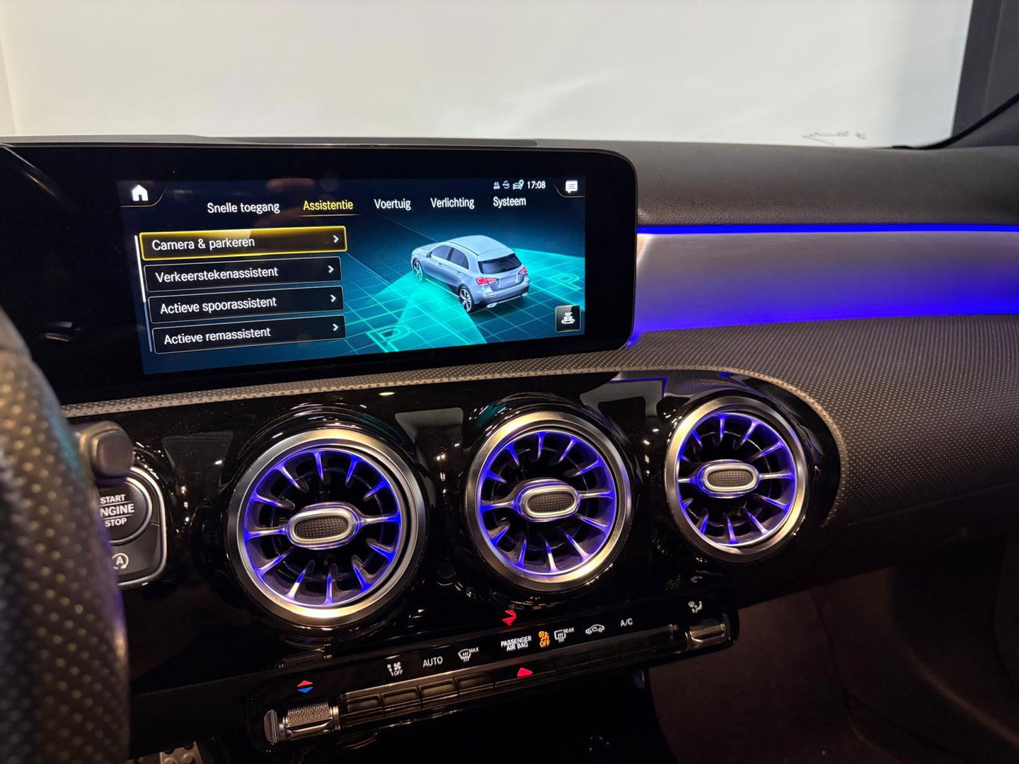 Mercedes-Benz A-Klasse 200 Premium Plus AMG PANO CAM