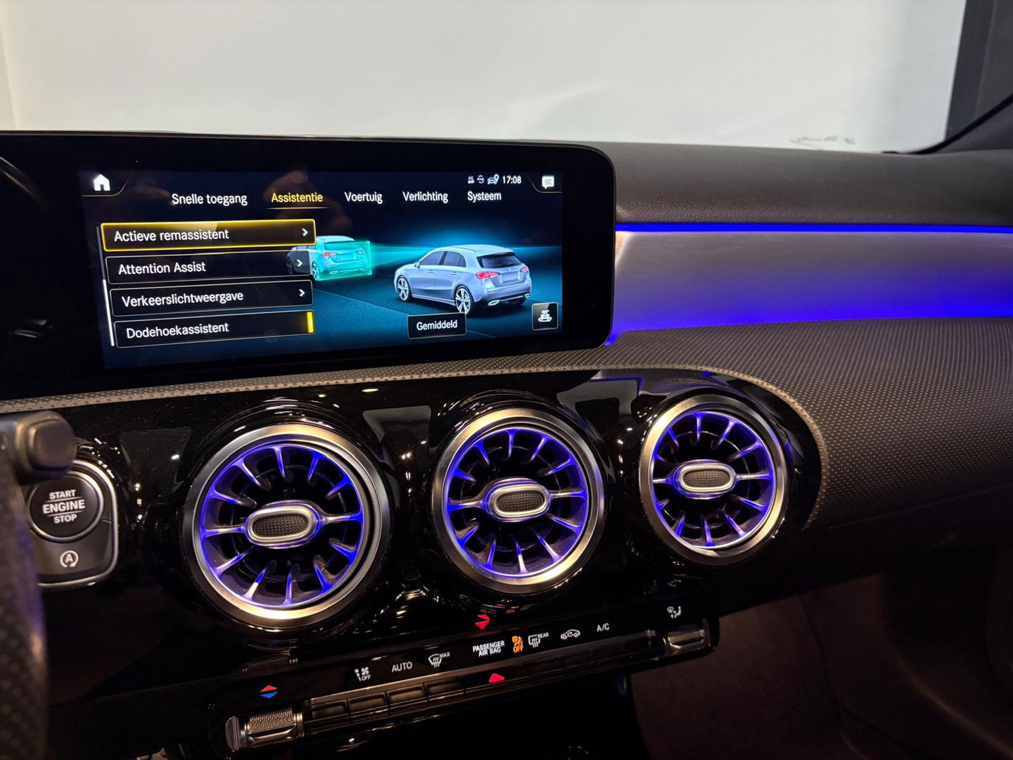 Mercedes-Benz A-Klasse 200 Premium Plus AMG PANO CAM