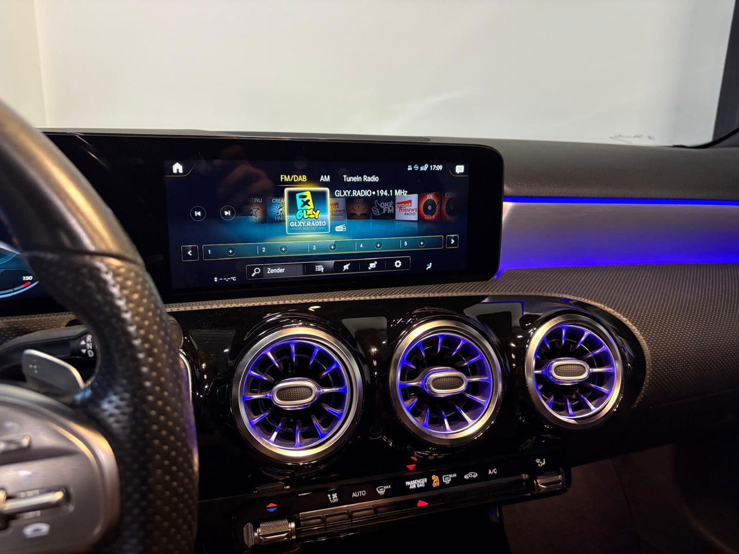 Mercedes-Benz A-Klasse 200 Premium Plus AMG PANO CAM