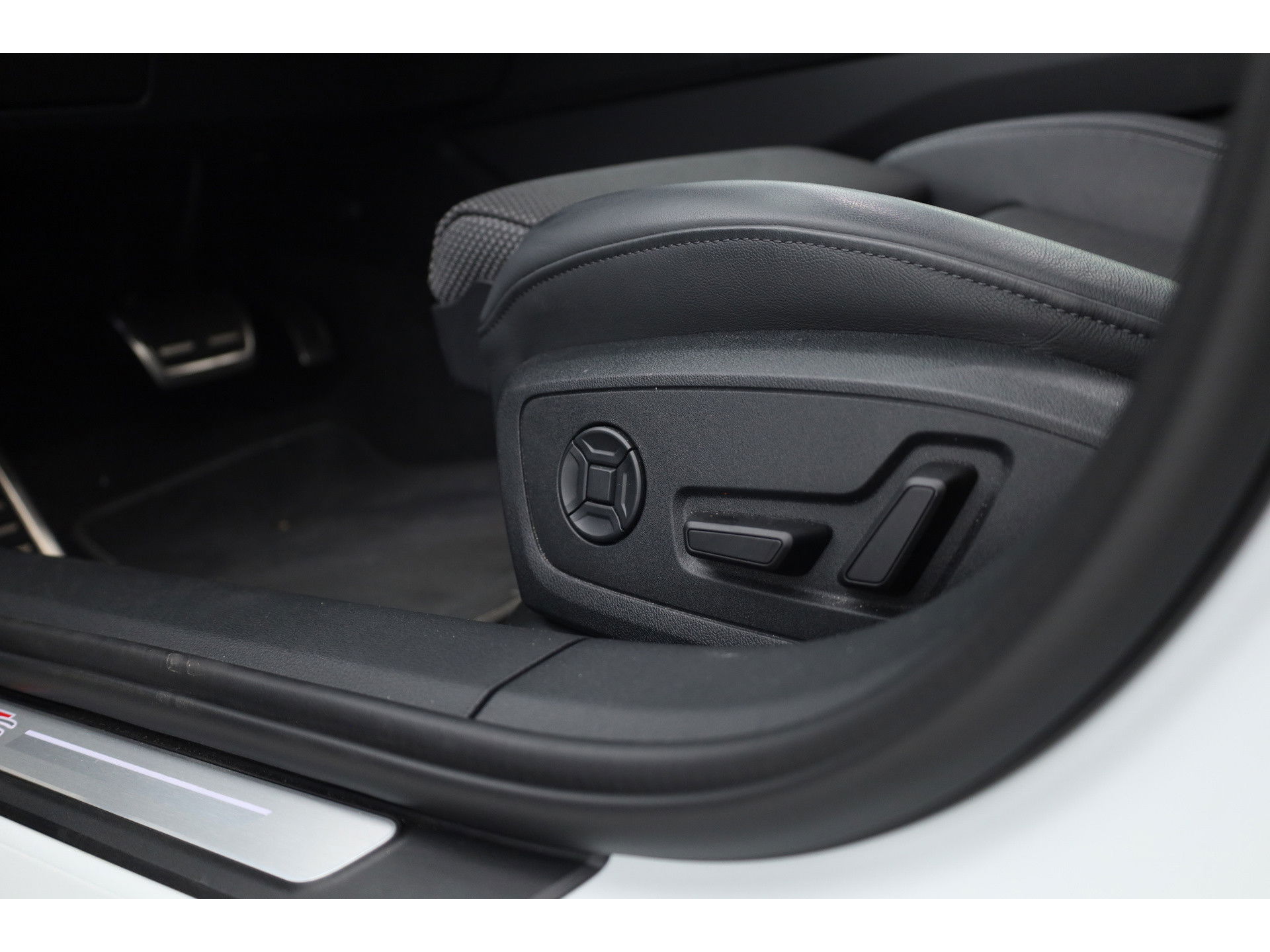Audi A6 Avant 50 TFSI e quattro S edition Competition | Sport Look | Pano | 22'' Concaver | Speciale Audio | S-Line | Stoelverw. |