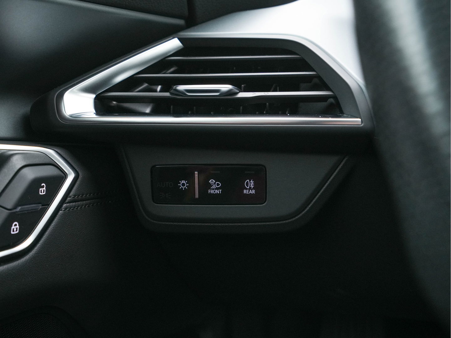 Audi e-tron GT 93 kWh Quattro [ 3-Fase ] {SOH-93%} (INCL-BTW) *PANO | FULL-LED | LUXURY-LEATHER | AUDI-SOUNDSYSTEM | DIGI-COCKPIT | NAVI-FULLMAP | HEATED-SPORTSEATS | TOP-VIEW | DAB | KEYLESS | LANE-ASSIST | SHIFT-PADDLES | PRIVACY-GLASS | 20