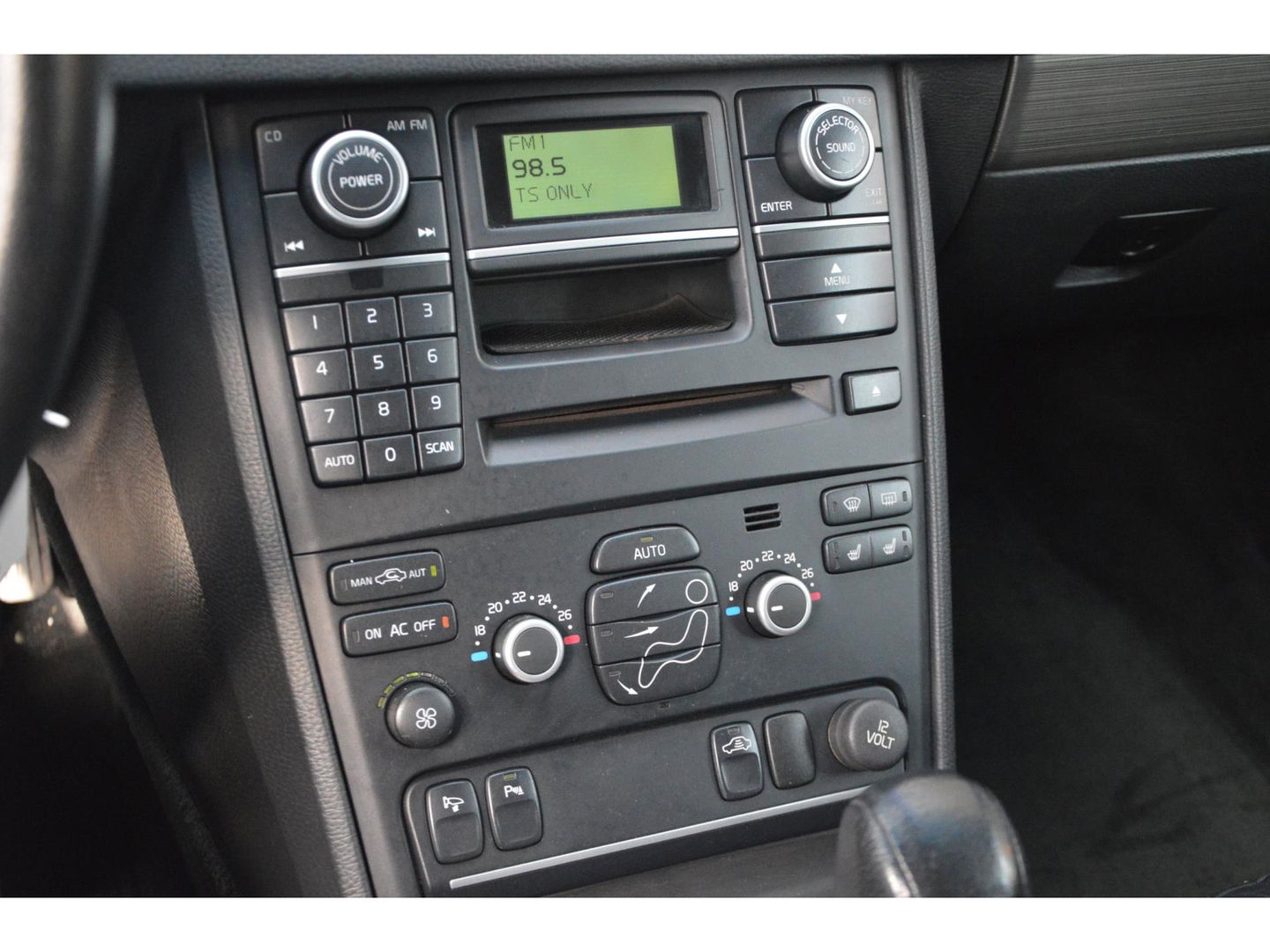 Volvo XC90 3.2 | Stoelverwarming | Achteruitrij Camera | High performance audio | Cruise Control |