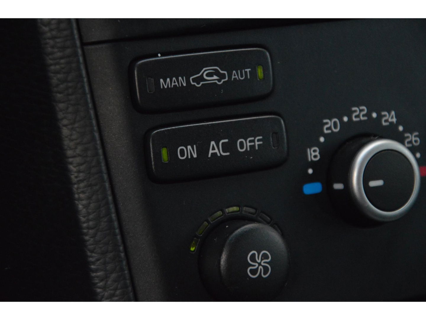 Volvo XC90 3.2 | Stoelverwarming | Achteruitrij Camera | High performance audio | Cruise Control |