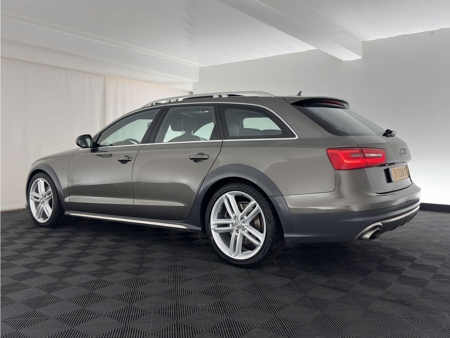 Audi A6 Allroad Quattro 3.0 TDI Aut. *PANO | LUXURY-LEATHER | BI-XENON | BOSE-SURROUND-SYSTEM | NAVI-FULLMAP | HEATED-COMFORTSEATS | ECC | AIRSUSPENSION | PDC | CRUISE | 18''ALU*