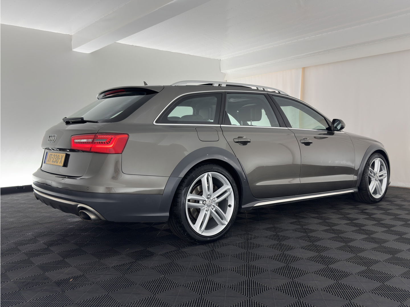 Audi A6 Allroad Quattro 3.0 TDI Aut. *PANO | LUXURY-LEATHER | BI-XENON | BOSE-SURROUND-SYSTEM | NAVI-FULLMAP | HEATED-COMFORTSEATS | ECC | AIRSUSPENSION | PDC | CRUISE | 18''ALU*