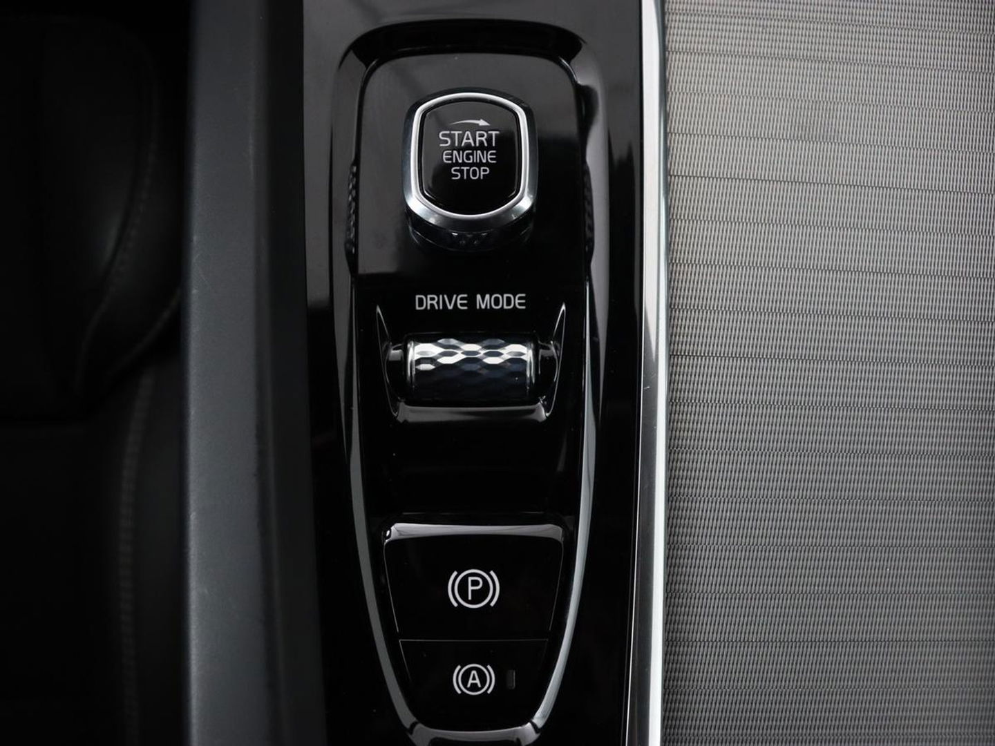 Volvo XC60 2.0 T5 R Design | Panoramadak | Trekhaak | Adaptive cruise | Leder/Alcantara | Camera | Head-Up | Stoelverwarming | Carplay | Navigatie | Full LED | Harman/Kardon