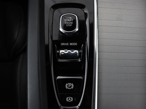 Volvo XC60 2.0 T5 R Design | Panoramadak | Trekhaak | Adaptive cruise | Leder/Alcantara | Camera | Head-Up | Stoelverwarming | Carplay | Navigatie | Full LED | Harman/Kardon