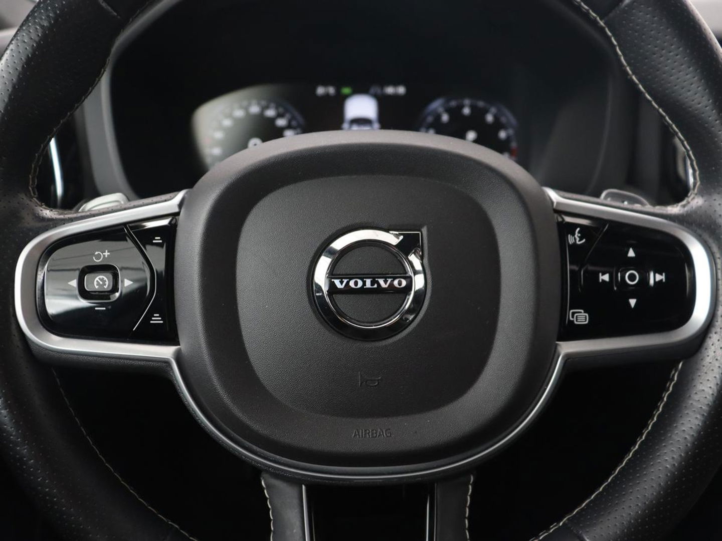 Volvo XC60 2.0 T5 R Design | Panoramadak | Trekhaak | Adaptive cruise | Leder/Alcantara | Camera | Head-Up | Stoelverwarming | Carplay | Navigatie | Full LED | Harman/Kardon