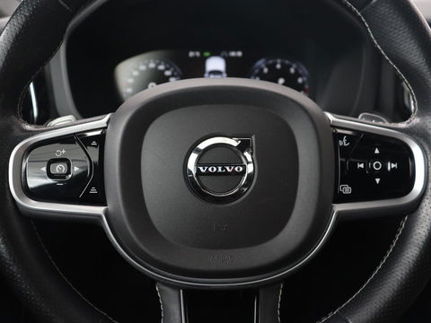 Volvo XC60 2.0 T5 R Design | Panoramadak | Trekhaak | Adaptive cruise | Leder/Alcantara | Camera | Head-Up | Stoelverwarming | Carplay | Navigatie | Full LED | Harman/Kardon
