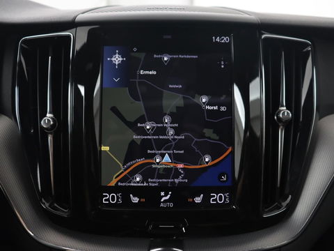 Volvo XC60 2.0 T5 R Design | Panoramadak | Trekhaak | Adaptive cruise | Leder/Alcantara | Camera | Head-Up | Stoelverwarming | Carplay | Navigatie | Full LED | Harman/Kardon