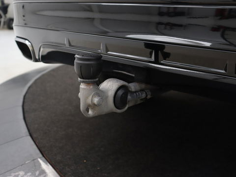 Volvo XC60 2.0 T5 R Design | Panoramadak | Trekhaak | Adaptive cruise | Leder/Alcantara | Camera | Head-Up | Stoelverwarming | Carplay | Navigatie | Full LED | Harman/Kardon