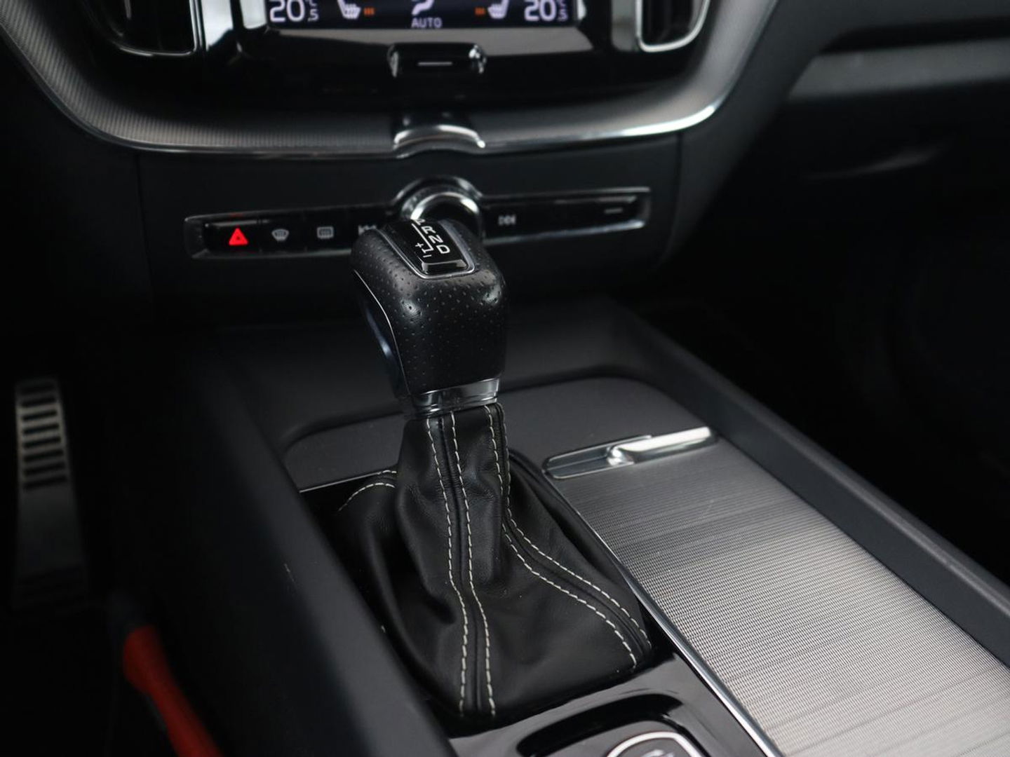 Volvo XC60 2.0 T5 R Design | Panoramadak | Trekhaak | Adaptive cruise | Leder/Alcantara | Camera | Head-Up | Stoelverwarming | Carplay | Navigatie | Full LED | Harman/Kardon