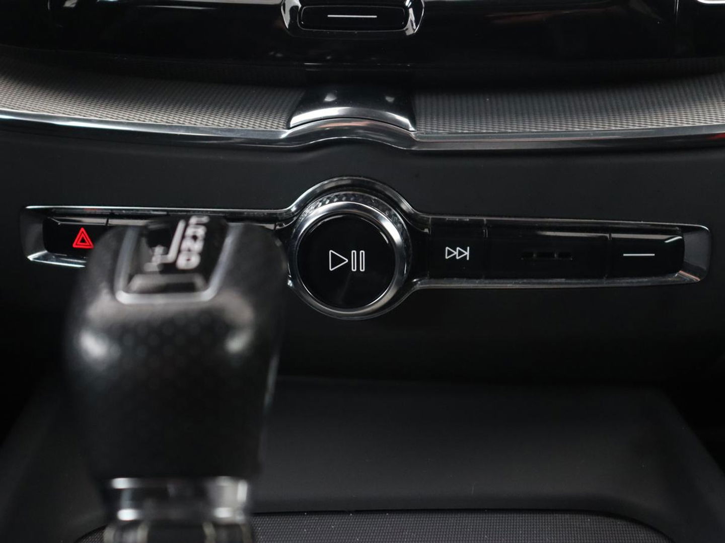 Volvo XC60 2.0 T5 R Design | Panoramadak | Trekhaak | Adaptive cruise | Leder/Alcantara | Camera | Head-Up | Stoelverwarming | Carplay | Navigatie | Full LED | Harman/Kardon