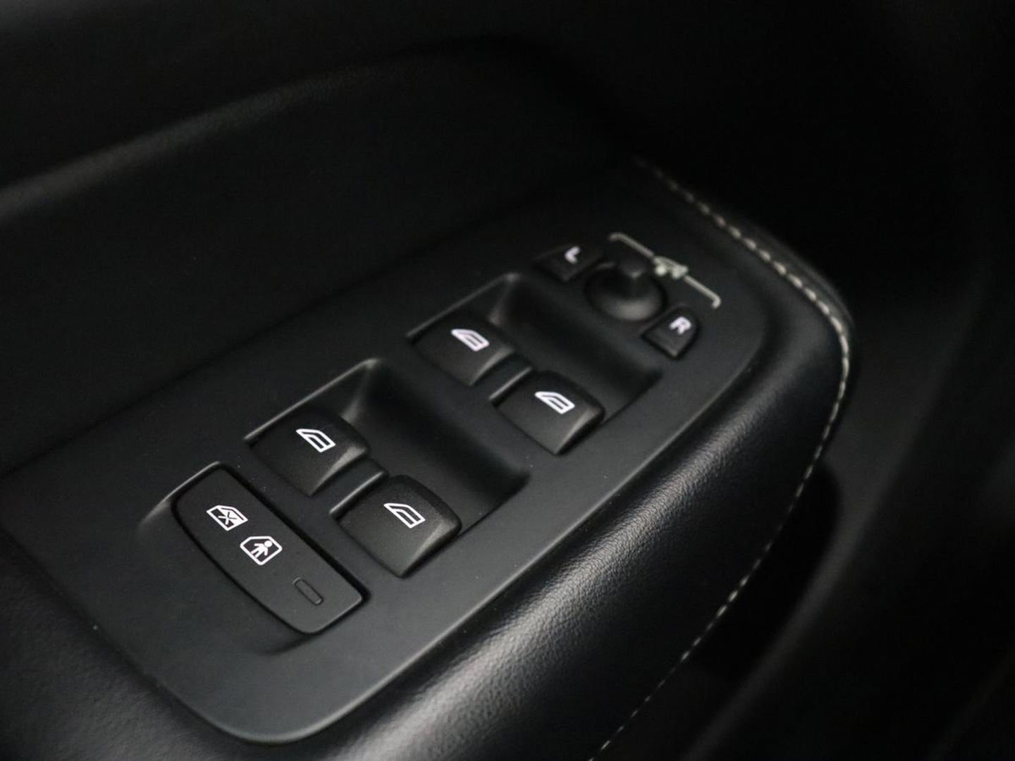Volvo XC60 2.0 T5 R Design | Panoramadak | Trekhaak | Adaptive cruise | Leder/Alcantara | Camera | Head-Up | Stoelverwarming | Carplay | Navigatie | Full LED | Harman/Kardon