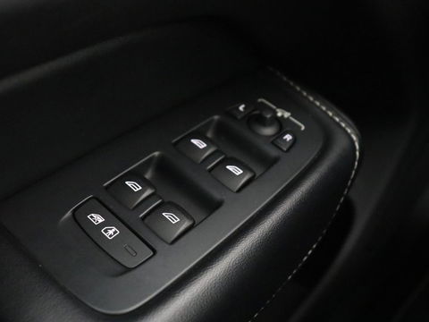 Volvo XC60 2.0 T5 R Design | Panoramadak | Trekhaak | Adaptive cruise | Leder/Alcantara | Camera | Head-Up | Stoelverwarming | Carplay | Navigatie | Full LED | Harman/Kardon