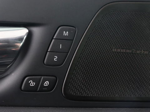 Volvo XC60 2.0 T5 R Design | Panoramadak | Trekhaak | Adaptive cruise | Leder/Alcantara | Camera | Head-Up | Stoelverwarming | Carplay | Navigatie | Full LED | Harman/Kardon