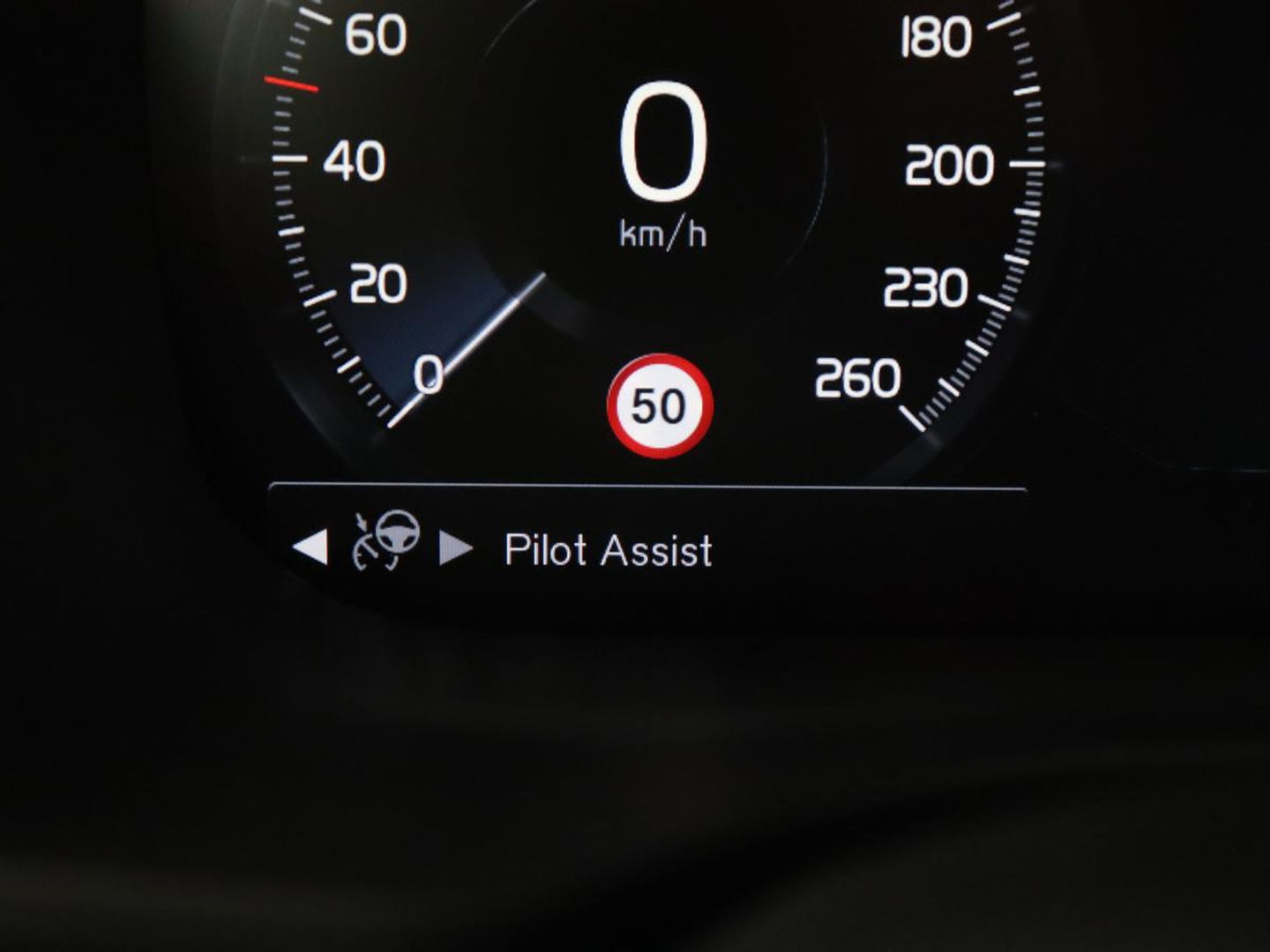 Volvo XC60 2.0 T5 R Design | Panoramadak | Trekhaak | Adaptive cruise | Leder/Alcantara | Camera | Head-Up | Stoelverwarming | Carplay | Navigatie | Full LED | Harman/Kardon