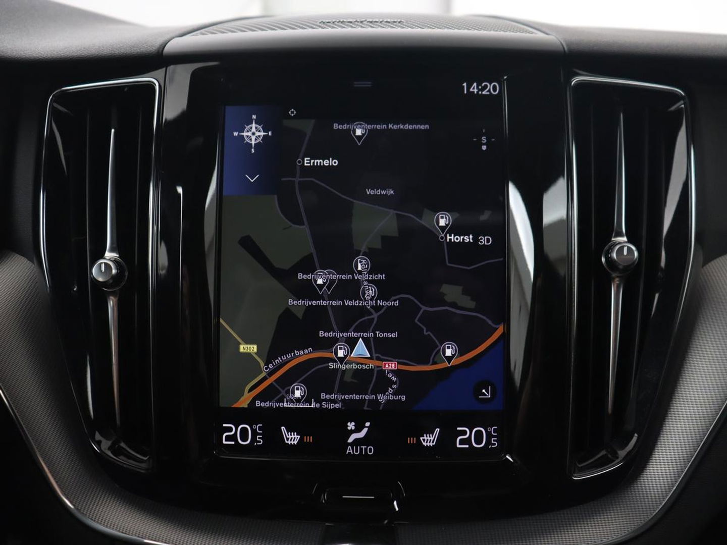 Volvo XC60 2.0 T5 R Design | Panoramadak | Trekhaak | Adaptive cruise | Leder/Alcantara | Camera | Head-Up | Stoelverwarming | Carplay | Navigatie | Full LED | Harman/Kardon