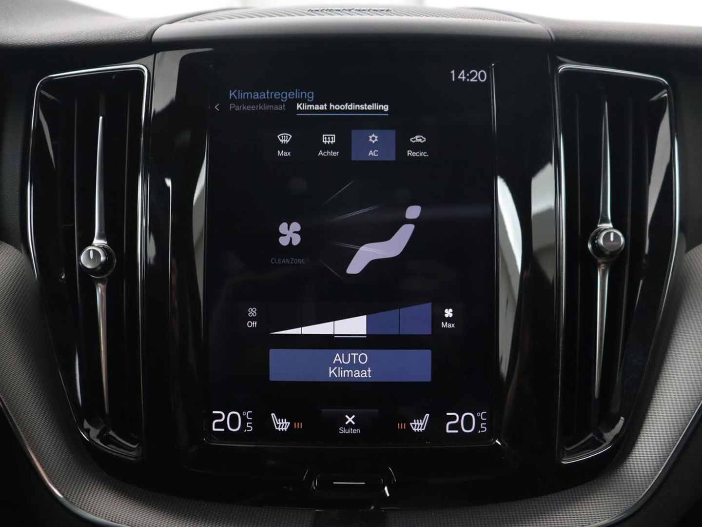 Volvo XC60 2.0 T5 R Design | Panoramadak | Trekhaak | Adaptive cruise | Leder/Alcantara | Camera | Head-Up | Stoelverwarming | Carplay | Navigatie | Full LED | Harman/Kardon