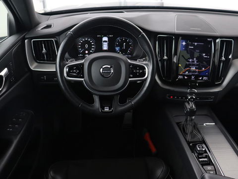 Volvo XC60 2.0 T5 R Design | Panoramadak | Trekhaak | Adaptive cruise | Leder/Alcantara | Camera | Head-Up | Stoelverwarming | Carplay | Navigatie | Full LED | Harman/Kardon