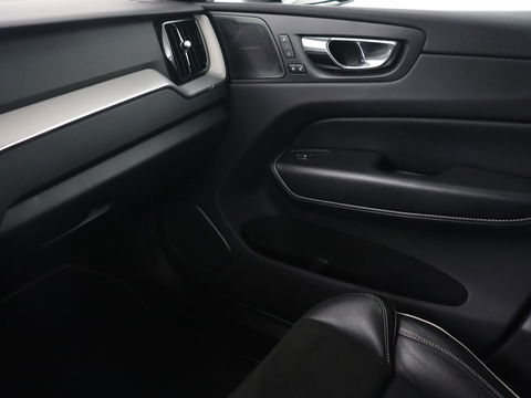 Volvo XC60 2.0 T5 R Design | Panoramadak | Trekhaak | Adaptive cruise | Leder/Alcantara | Camera | Head-Up | Stoelverwarming | Carplay | Navigatie | Full LED | Harman/Kardon