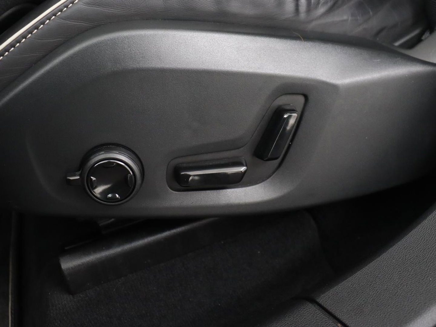 Volvo XC60 2.0 T5 R Design | Panoramadak | Trekhaak | Adaptive cruise | Leder/Alcantara | Camera | Head-Up | Stoelverwarming | Carplay | Navigatie | Full LED | Harman/Kardon