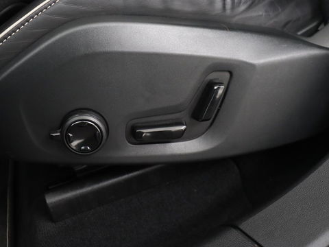 Volvo XC60 2.0 T5 R Design | Panoramadak | Trekhaak | Adaptive cruise | Leder/Alcantara | Camera | Head-Up | Stoelverwarming | Carplay | Navigatie | Full LED | Harman/Kardon