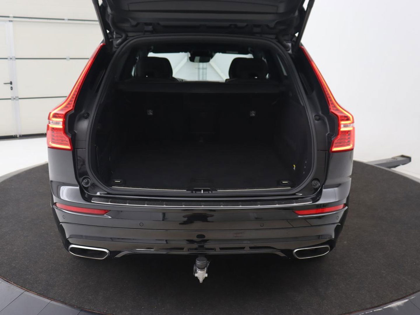 Volvo XC60 2.0 T5 R Design | Panoramadak | Trekhaak | Adaptive cruise | Leder/Alcantara | Camera | Head-Up | Stoelverwarming | Carplay | Navigatie | Full LED | Harman/Kardon