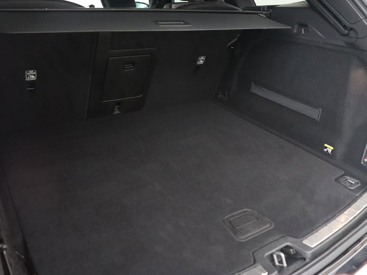 Volvo XC60 2.0 T5 R Design | Panoramadak | Trekhaak | Adaptive cruise | Leder/Alcantara | Camera | Head-Up | Stoelverwarming | Carplay | Navigatie | Full LED | Harman/Kardon