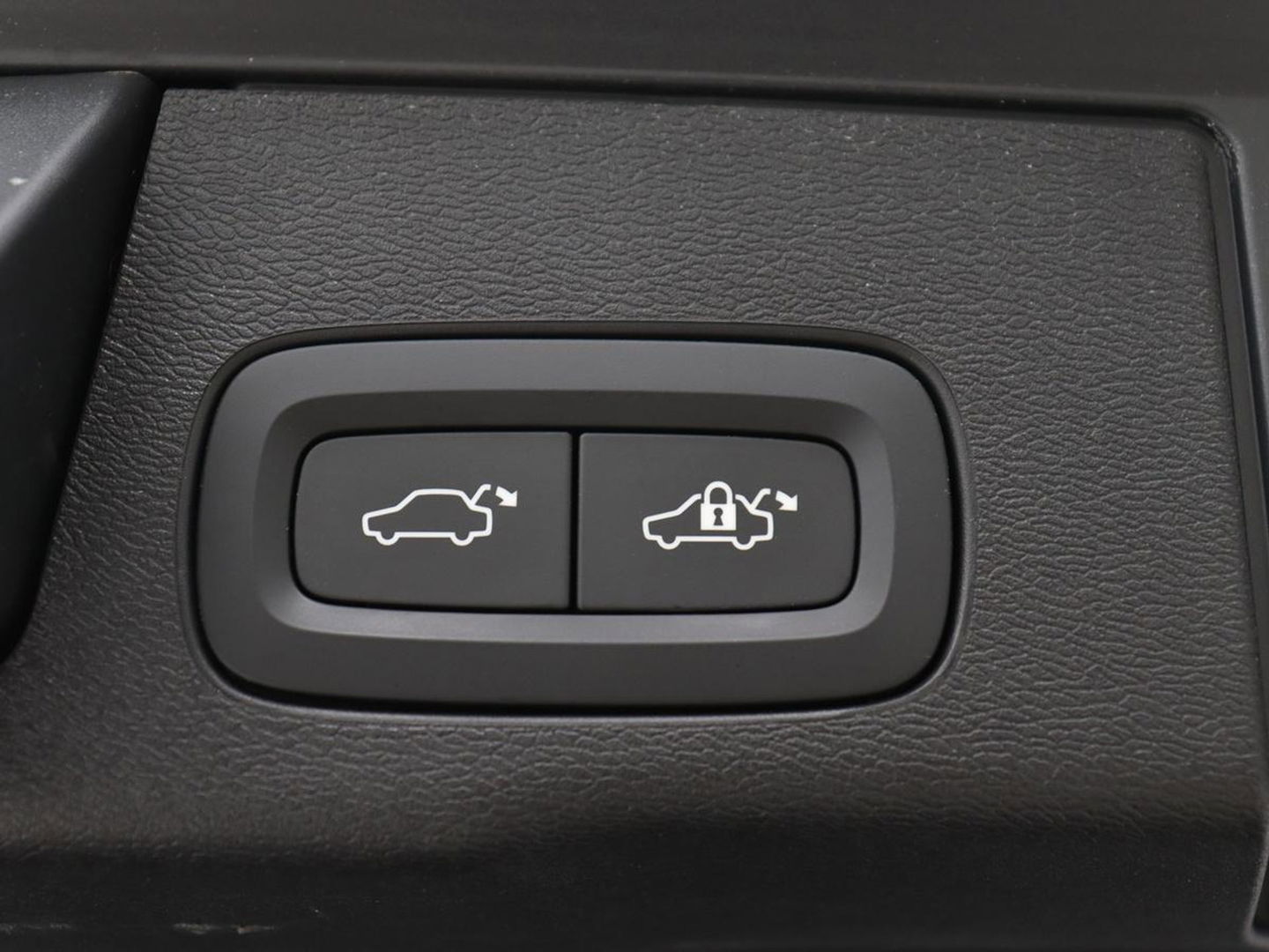 Volvo XC60 2.0 T5 R Design | Panoramadak | Trekhaak | Adaptive cruise | Leder/Alcantara | Camera | Head-Up | Stoelverwarming | Carplay | Navigatie | Full LED | Harman/Kardon