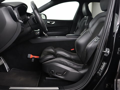 Volvo XC60 2.0 T5 R Design | Panoramadak | Trekhaak | Adaptive cruise | Leder/Alcantara | Camera | Head-Up | Stoelverwarming | Carplay | Navigatie | Full LED | Harman/Kardon