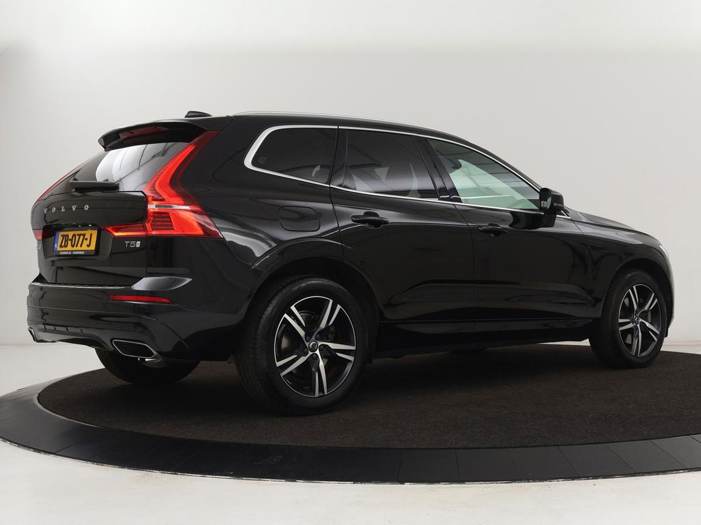 Volvo XC60 2.0 T5 R Design | Panoramadak | Trekhaak | Adaptive cruise | Leder/Alcantara | Camera | Head-Up | Stoelverwarming | Carplay | Navigatie | Full LED | Harman/Kardon