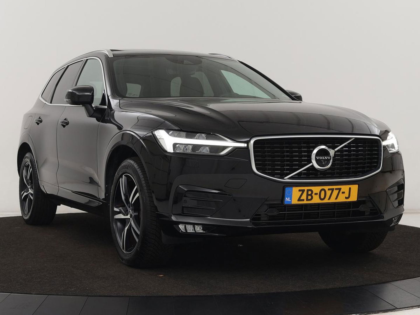 Volvo XC60 2.0 T5 R Design | Panoramadak | Trekhaak | Adaptive cruise | Leder/Alcantara | Camera | Head-Up | Stoelverwarming | Carplay | Navigatie | Full LED | Harman/Kardon