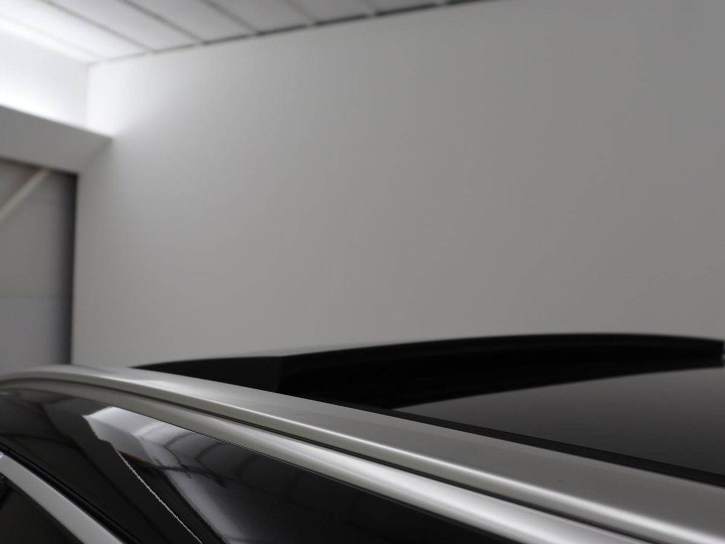 Volvo XC60 2.0 T5 R Design | Panoramadak | Trekhaak | Adaptive cruise | Leder/Alcantara | Camera | Head-Up | Stoelverwarming | Carplay | Navigatie | Full LED | Harman/Kardon