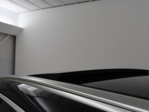 Volvo XC60 2.0 T5 R Design | Panoramadak | Trekhaak | Adaptive cruise | Leder/Alcantara | Camera | Head-Up | Stoelverwarming | Carplay | Navigatie | Full LED | Harman/Kardon