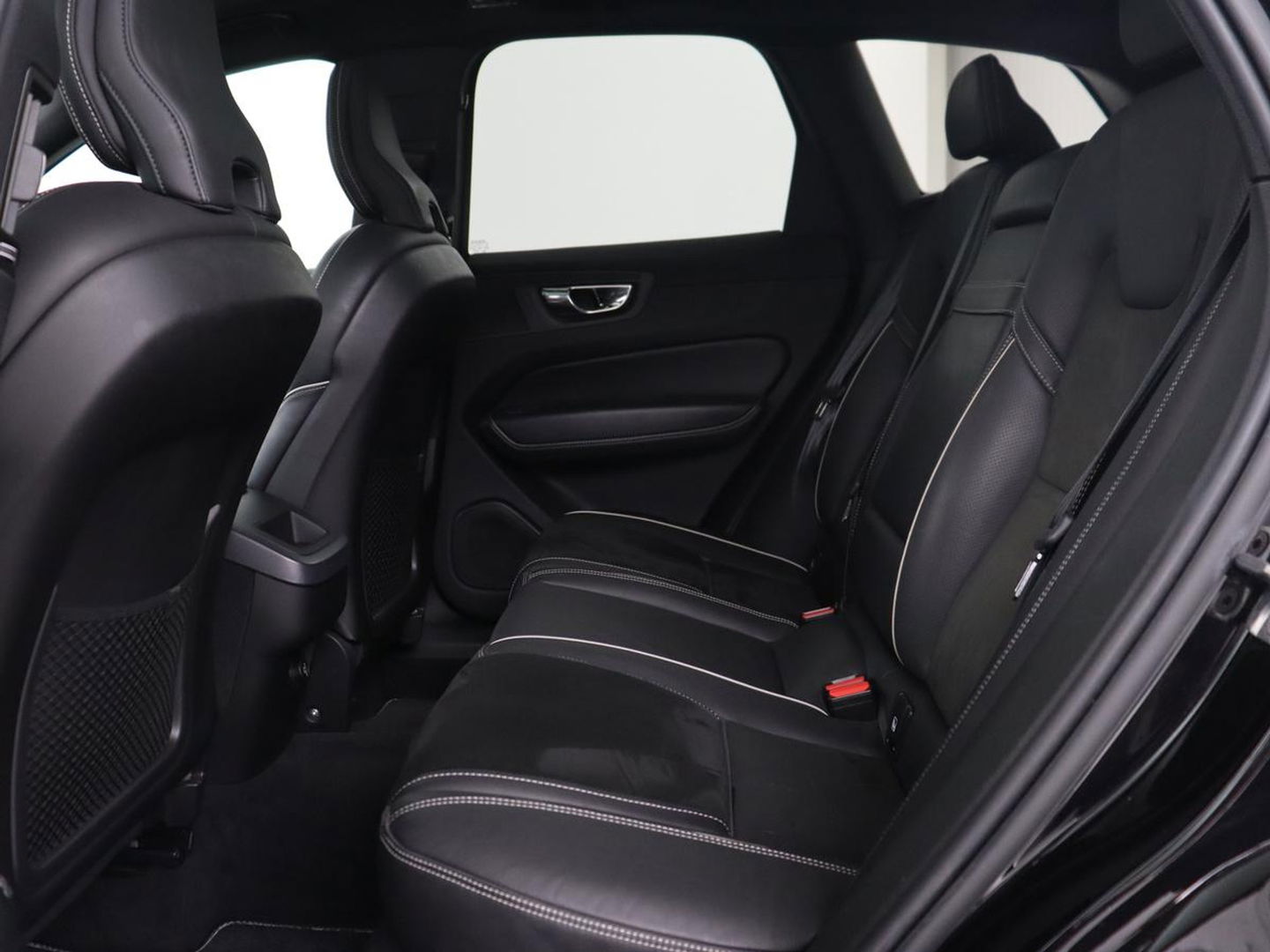 Volvo XC60 2.0 T5 R Design | Panoramadak | Trekhaak | Adaptive cruise | Leder/Alcantara | Camera | Head-Up | Stoelverwarming | Carplay | Navigatie | Full LED | Harman/Kardon
