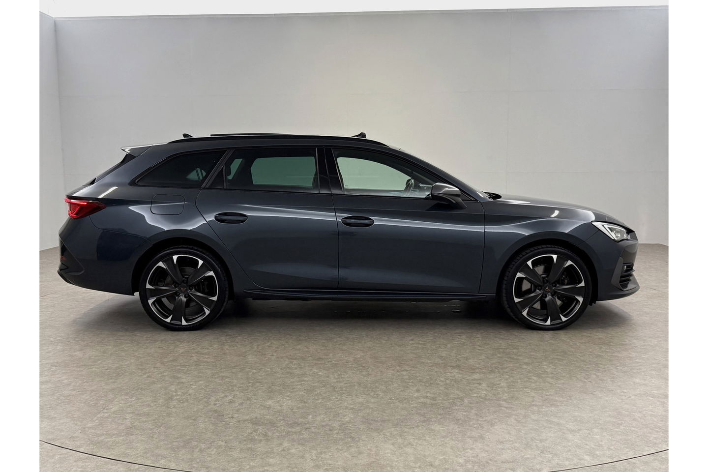 CUPRA Leon Sportstourer 1.4 e-Hybrid VZ Performance | 245PK | Panoramadak | Virtual Cockpit | Memory Seats | Sfeer | LED | Clima | Cruise | Navi | PDC | 19''LMV