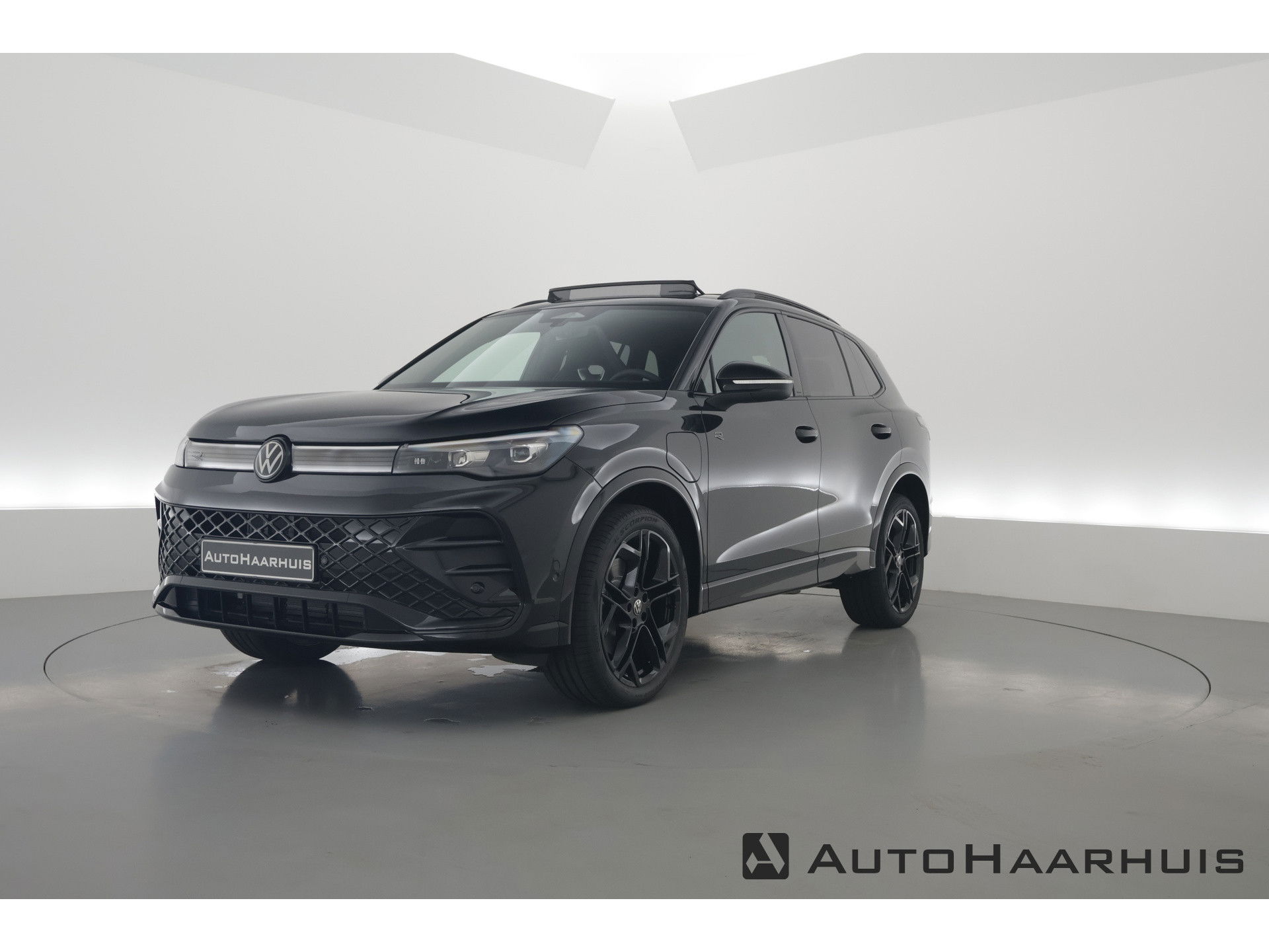 Volkswagen Tiguan 1.5 eHybrid R-Line Black Style 272pk | Pano | Massage | Adapt. Cruise | Elek. Trekhaak | IQ. Light | Camera | Keyless